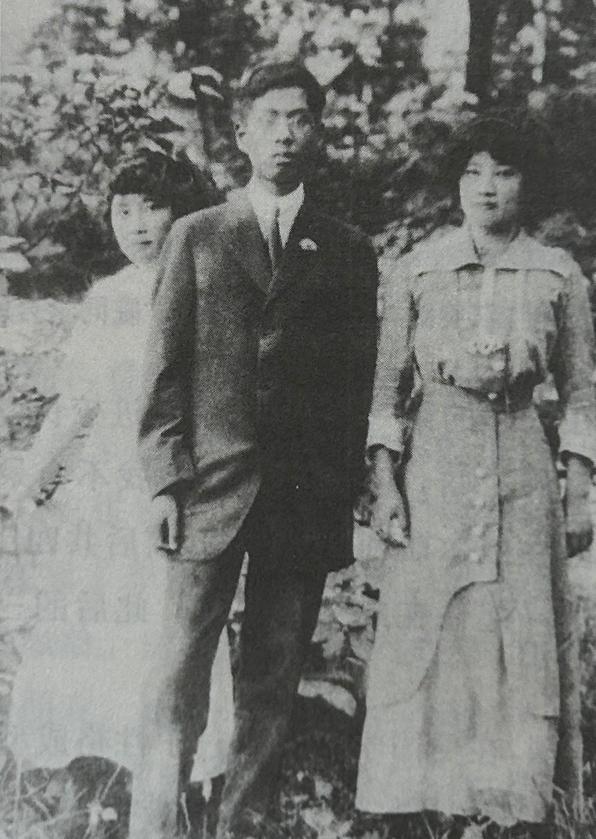 上世纪初，在美国留学期间的宋美龄（左）、宋庆龄（右）与宋子文（中）。宋美龄自 1