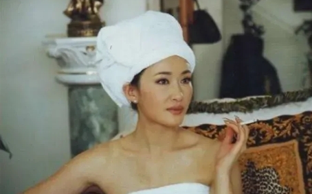 20年前，电视剧《完全婚姻手册》热播，大家对这部电视剧褒贬不一，而主演盖丽丽更是
