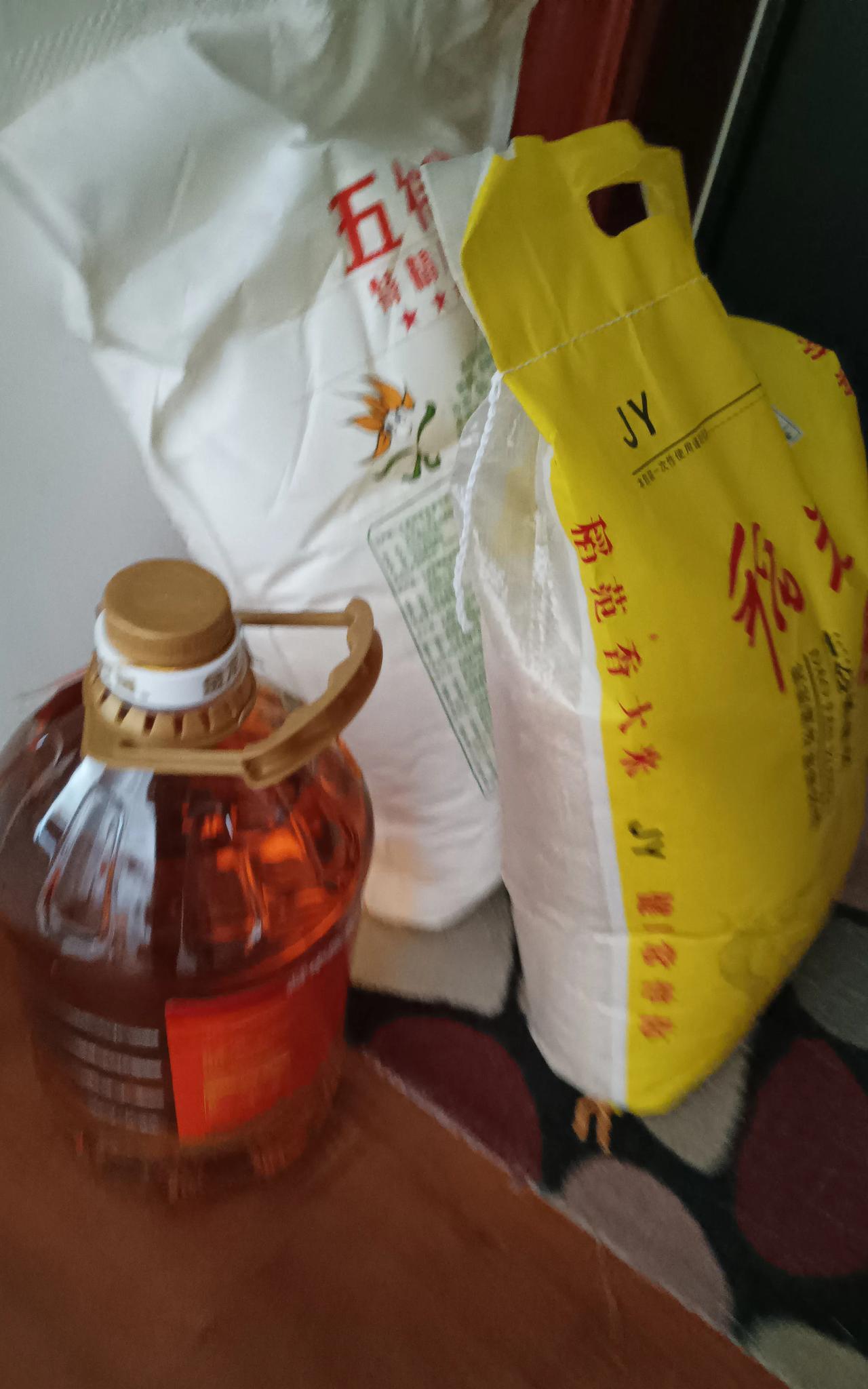 中秋节单位发了什么礼品？
又到一年发中秋节福利的时候了，每个单位的情况不同发放的