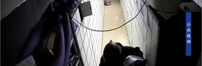 [快递站惊现"盲盒大盗"!男子偷65个包裹竟只为拆包快感]
最近武汉出了个奇葩