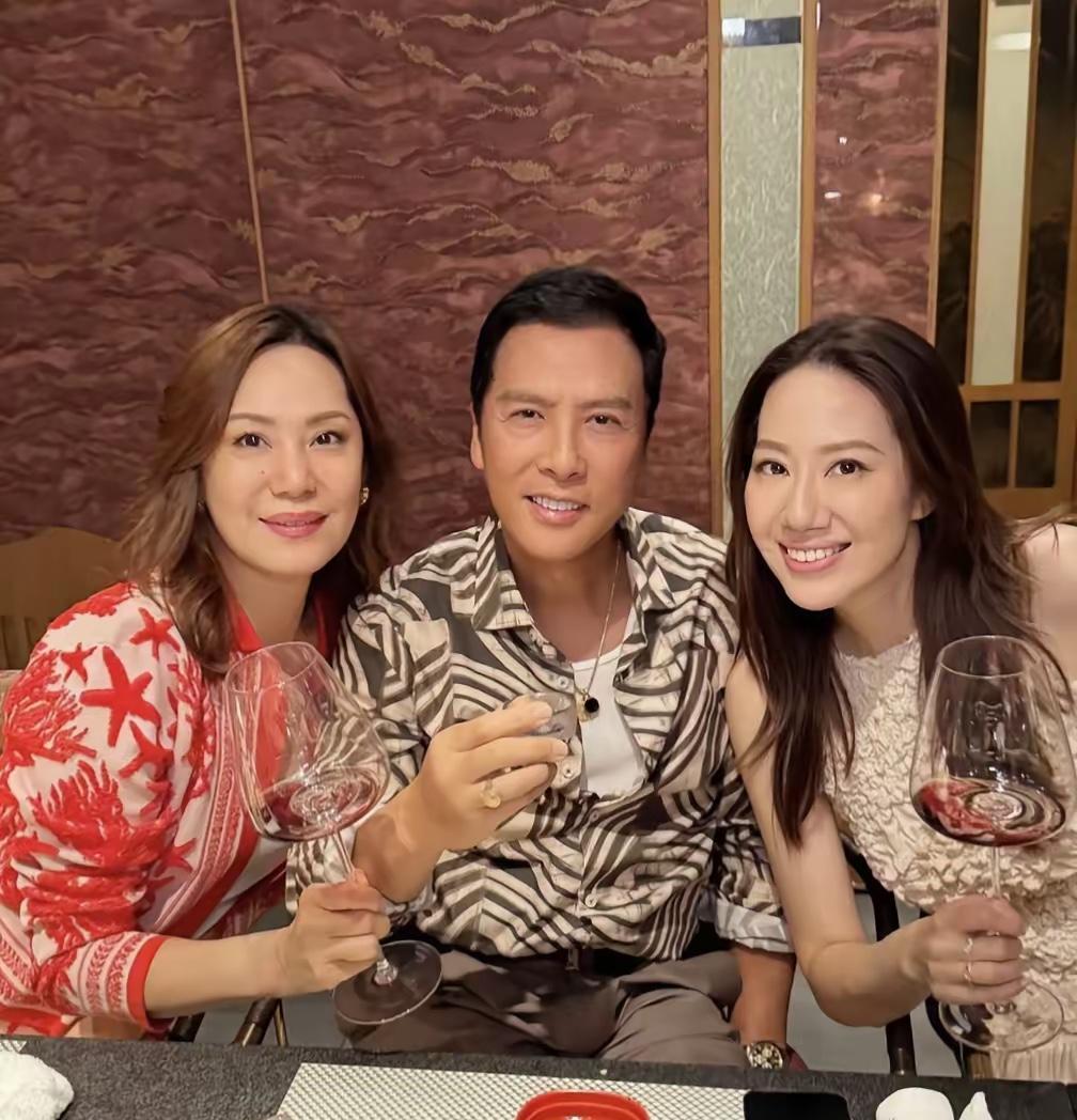 甄子丹陪68岁岳母庆生，三人同框照里藏着真实家庭感！[比心]
上周末，68岁的徐