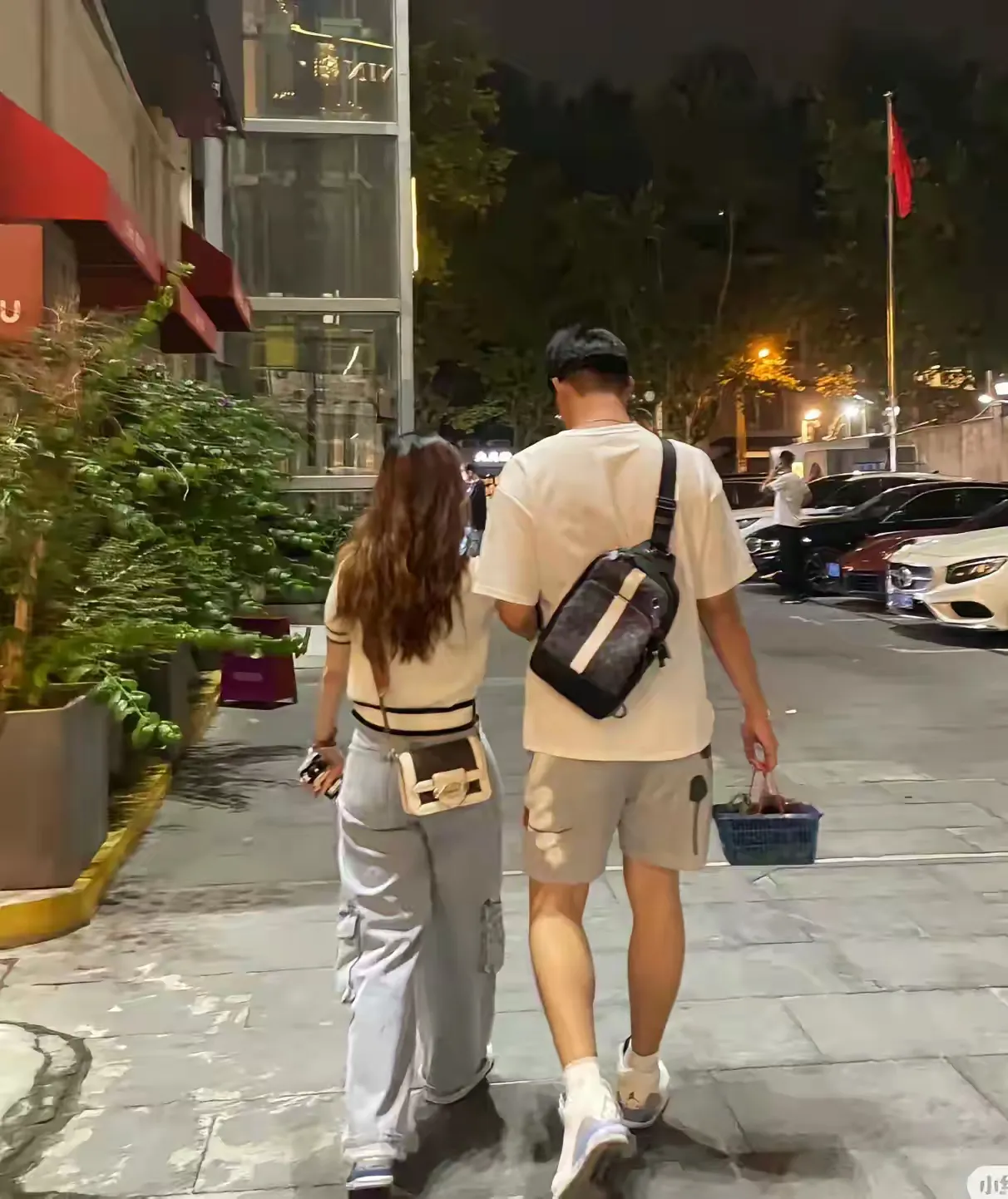 彩礼38.8万，外加房子一套全款已装修，就这样还没达到女方要求。

这是同事家的