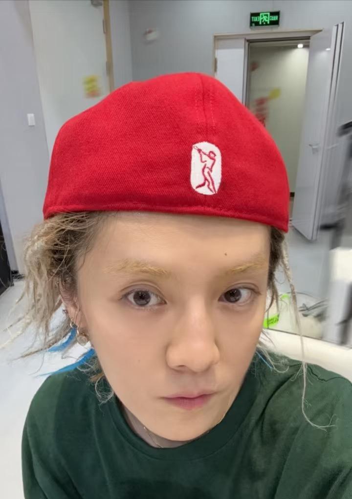我有一种强烈的感觉，
鹿晗瘦骨如柴，
不是因为他筹办演唱会，而是因为他可能是被关