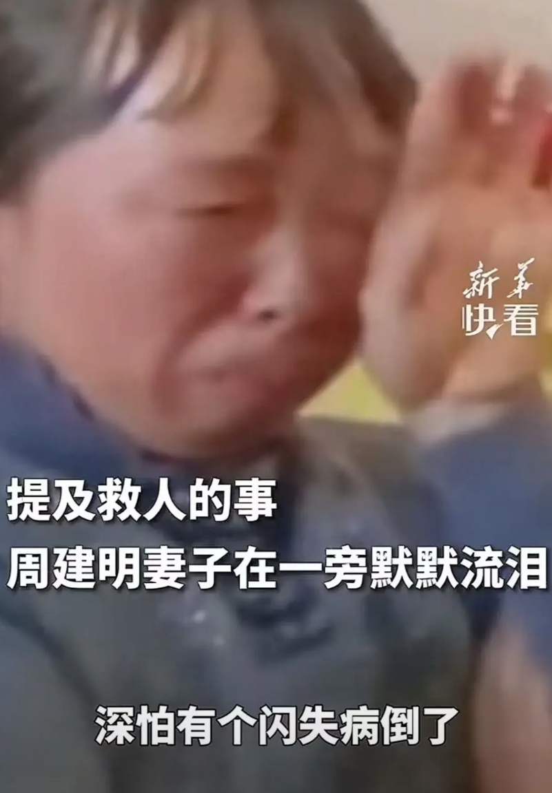 山西晋中，男子和妻子在公园散步时，看见2名男孩掉入冰窟窿里，在水中挣扎。下意识地