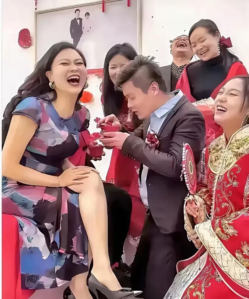 你猜新郎子和新娘前面坐着的，是闺蜜还是岳母还是婆婆？他们笑的好开心呀，看来是结婚