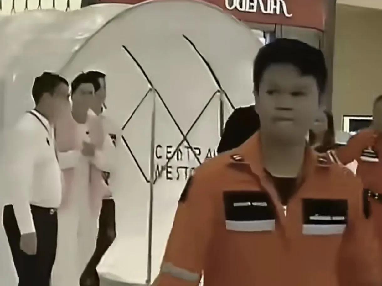 这么大阵仗，是哪个大明星啊？有些人就是作，自以为是，还真把自己当腕了，谁认识你是