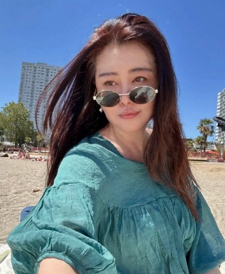 王祖贤自拍依旧港风美女，不愧是我从小喜欢到大的女神，随手一拍，我的一辈子。