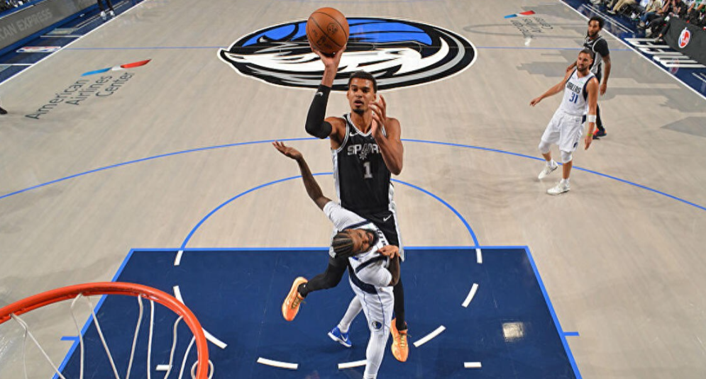 NBA常规赛，马刺125-92独行侠。
马刺队文班亚马全场21投15中狂轰40分