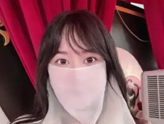 这位美女的前男友绝对要开心坏了。
这位四川美女陪男友创业了8年，结果男友成功了就