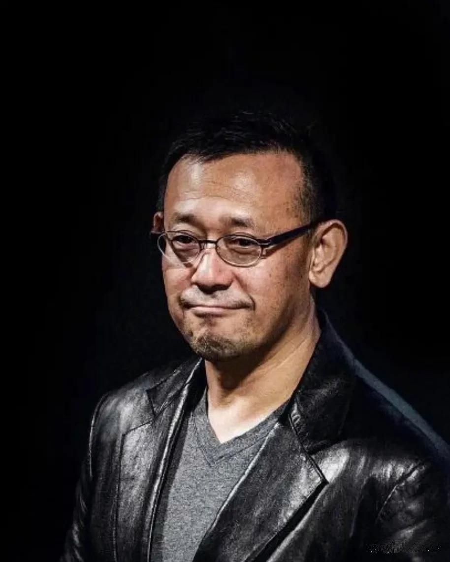 2018年，姜文母亲病逝。去世前，母亲拿出一个撑得快要破的牛皮纸信封，交给姜文，
