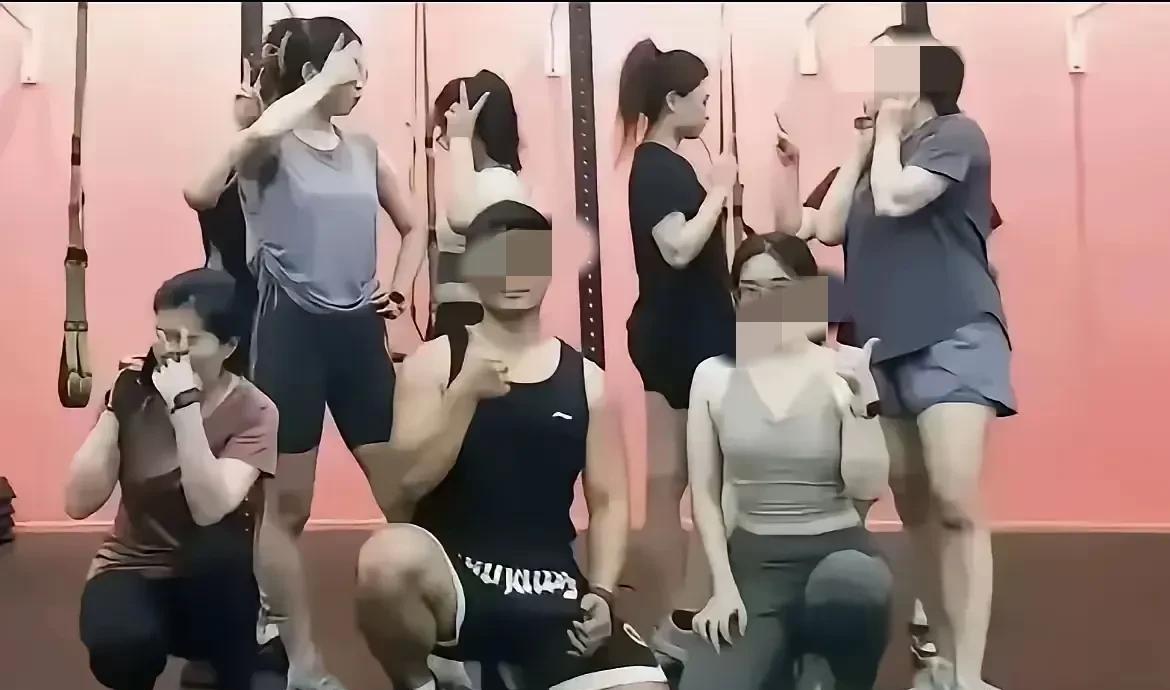 看照片就能看出这个彭教练和梁某的关系不一般。
梁某本来健身是为了备孕，结果“调理