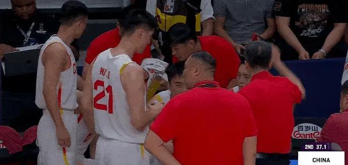 惊呆了？郭士强竟说：王俊杰防守，执行力和经验上有差距，没达到教练组要求。
2节末
