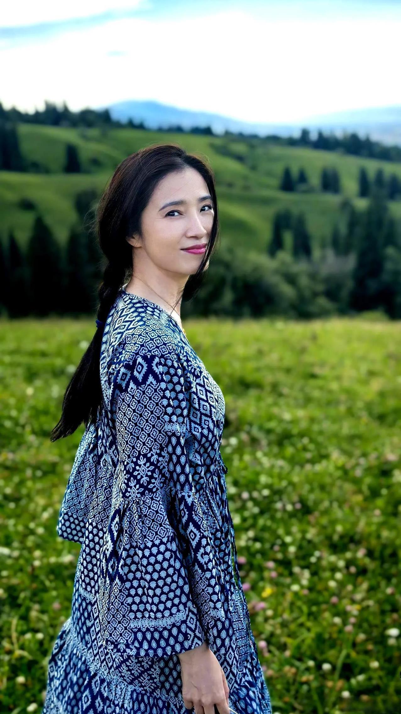 她老公居然也是美国导演，还把她捧上了影后的地位，差点成为第二个巩俐…可惜后面就结