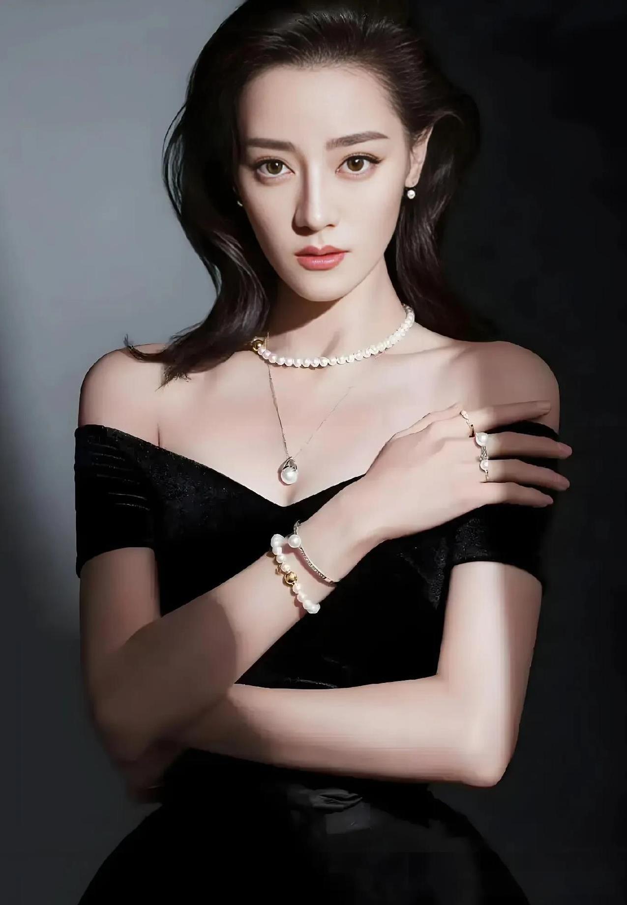 我敢说迪丽热巴，
她无论能否转型成功都不会缺戏演，
倒不是因为她老板是杨幂，也不