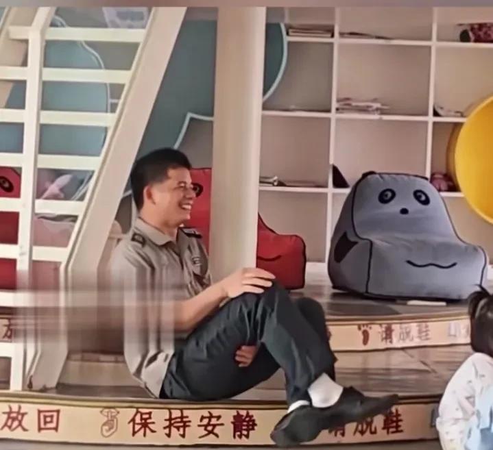 这就是找到自己喜欢的工作的状态？幼儿园的保安叔叔看着孩子们上课20分钟，他能笑3