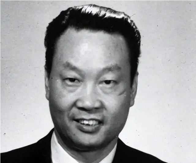 1986年，我国潜伏美国长达37年的王牌特工金无怠被捕，在面对严酷审讯时，他突然