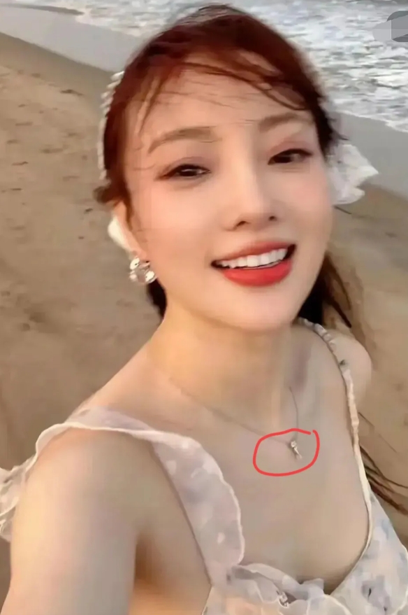 现在的李小璐真不知道如何是好。

贾乃亮跟女高管回家，李小璐的做法太令人心疼了。