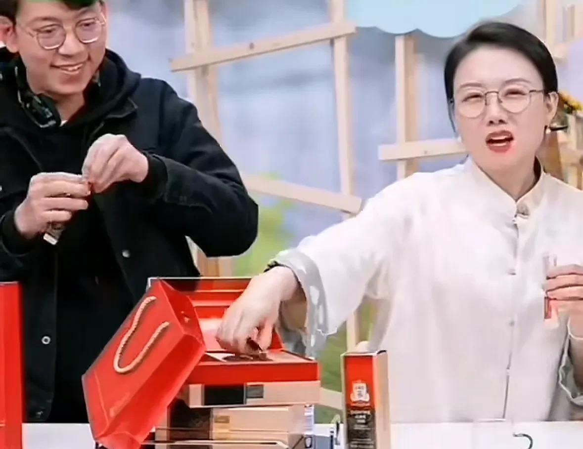 潇潇昨天下播的时候顺了几袋红参原液揣兜里，说她有个朋友在杭州，明天工作量应该比较