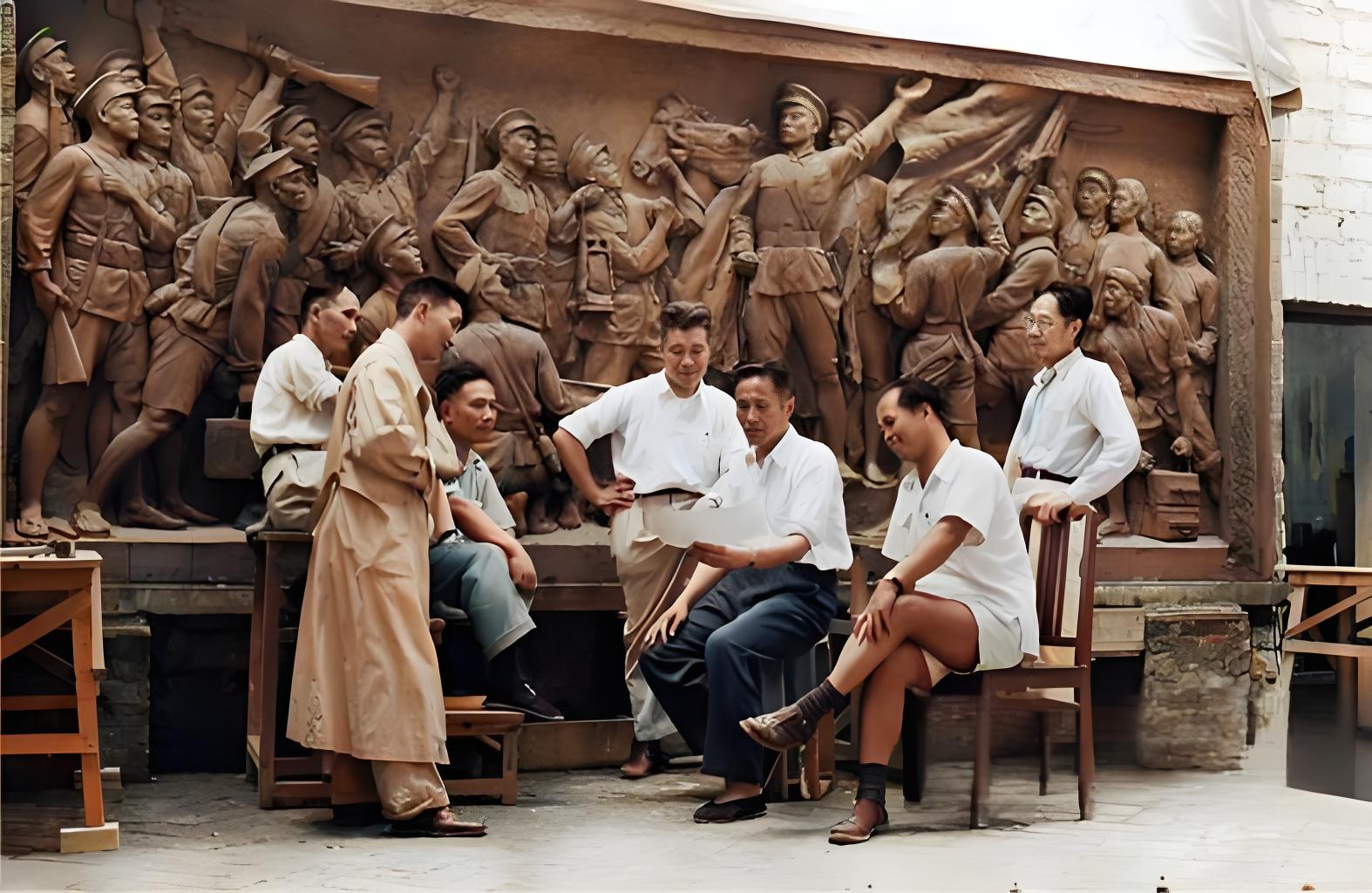 这是1956年7月11日，创作人民英雄纪念碑浮雕的雕塑家们在北京天安门广场工作室