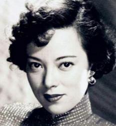 1945年，李香兰将被执行枪决，谁料，临刑前她突然从胸前掏出一张皱巴巴的纸，法官