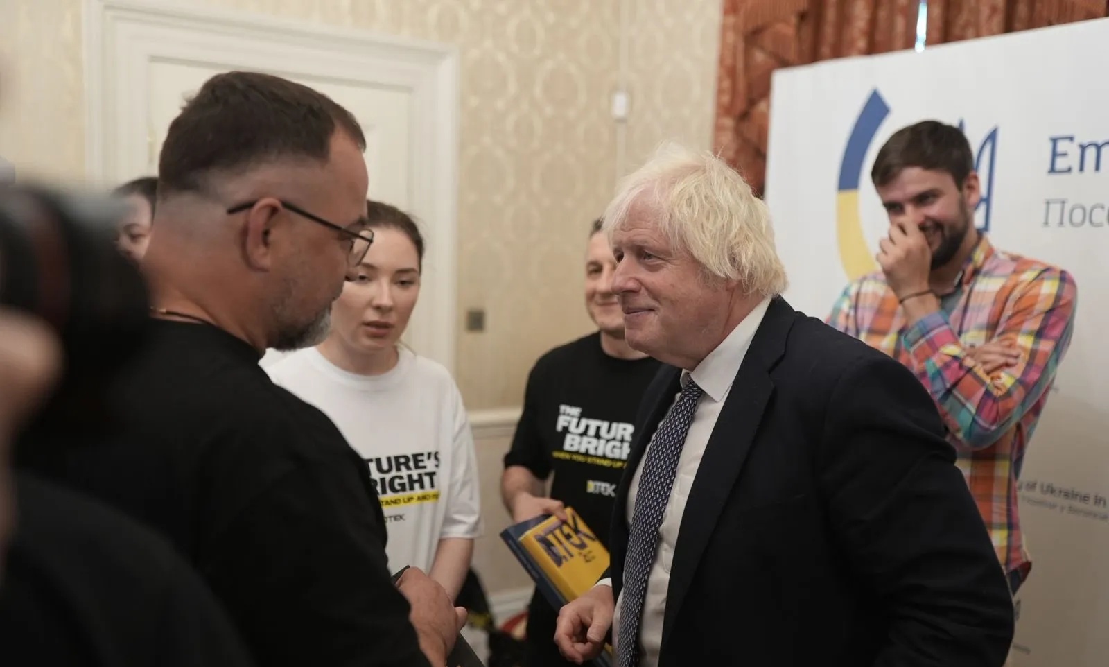 鲍里斯·约翰逊贴出上周与乌克兰老兵会面的照片，并再次呼吁将俄罗斯在欧洲被冻结的3