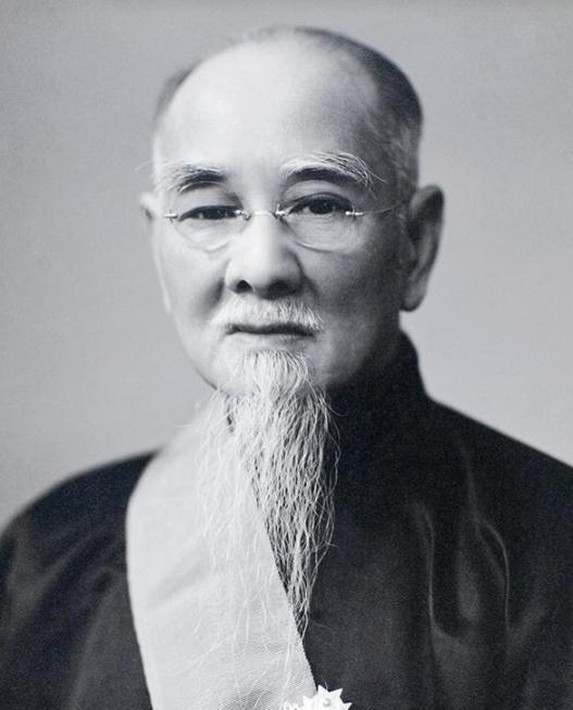 1936年，蒋介石在西安脱险后，在南京下飞机，何应钦第一个上去迎接，蒋介石却冷淡