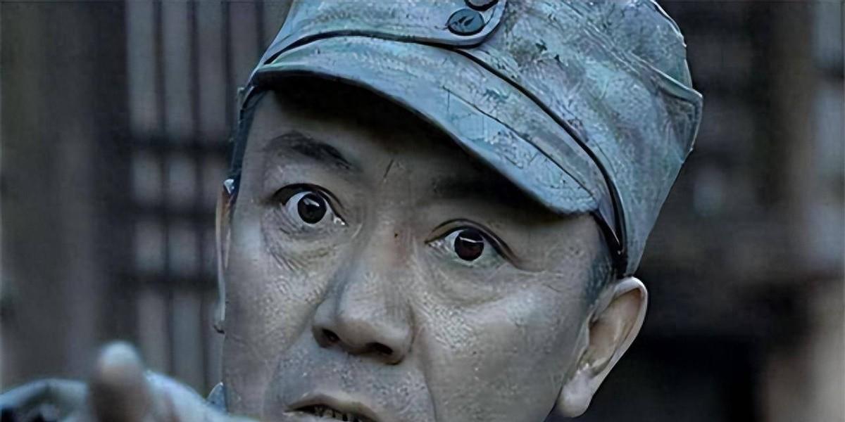 “疯子将军”王近山晚年照，第二任娇妻怀抱女儿，一家人颜值极高
“老首长，您这眼神