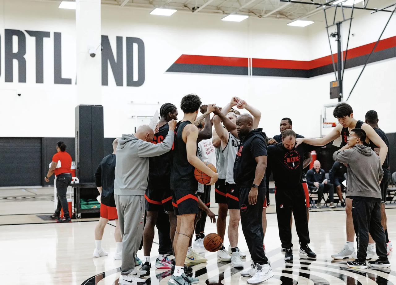 杨瀚森闪耀开拓者试训，NBA征程开启
近日，开拓者官方社交媒体发布了一组试训照片
