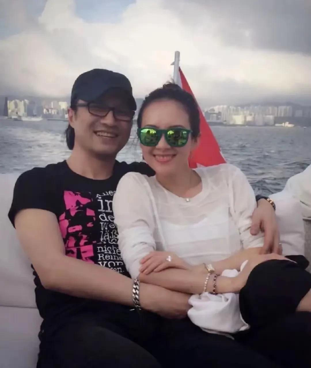 章子怡含着眼泪说，她婆婆是肝癌去世的，记得那时候她刚生完儿子没有多久。有一天他把