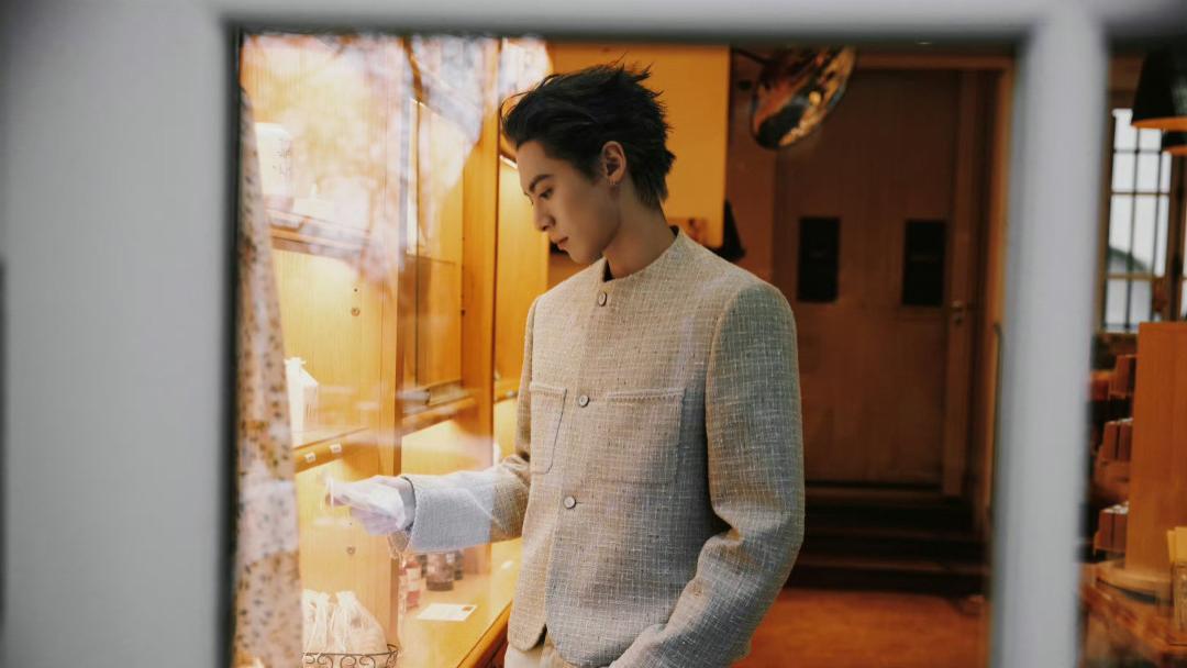 王鹤棣巴黎时装周！