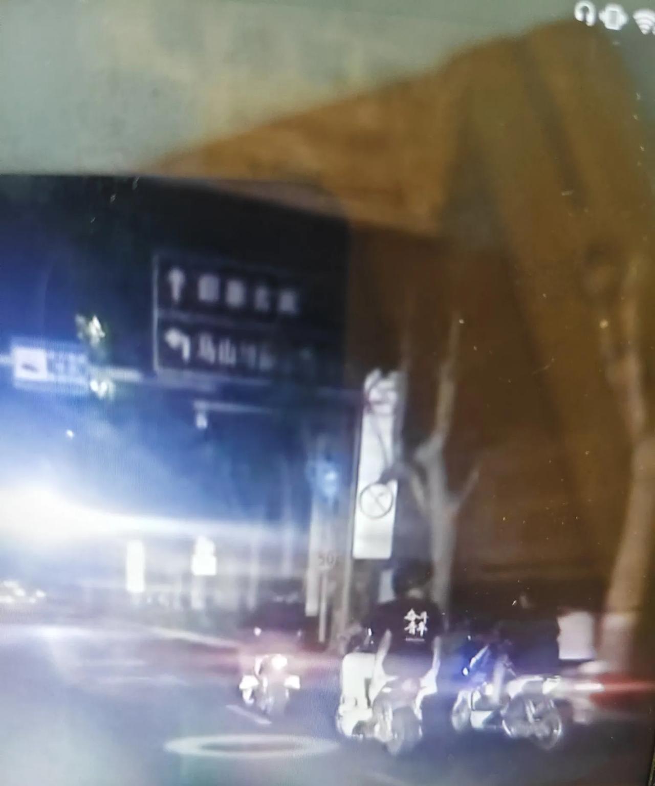 即墨区有一群追风少年，一到晚上就三五成群地骑着电摩在城区马路上乱窜，还不戴头盔，