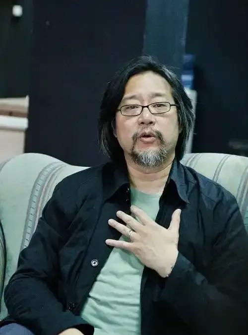 2025年8月《宝岛一村》分享会上，观众当场质问赖声川为何启用吸毒艺人屈中恒。赖