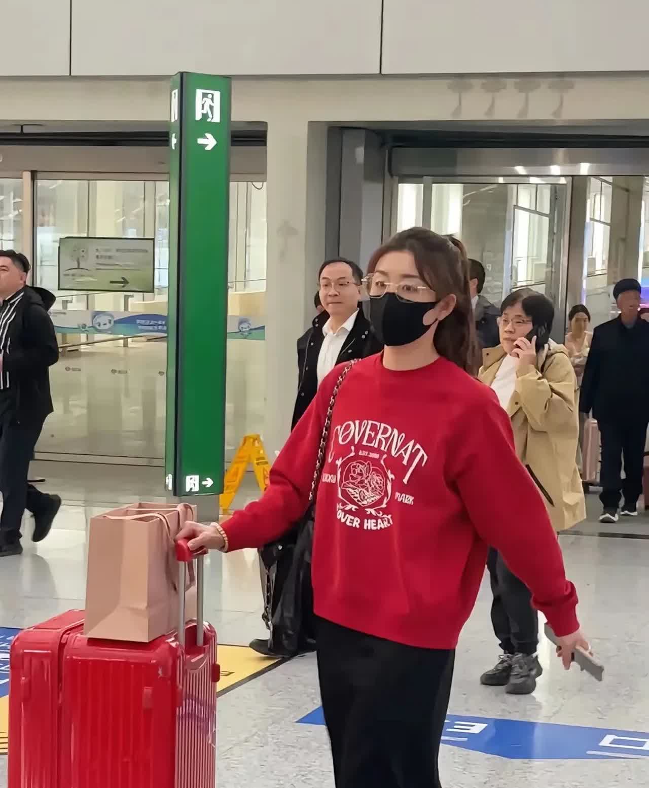 陈梦结束海南悦游活动✈️返回北京！

今天的陈梦头扎马尾辫，带着金丝眼镜，身