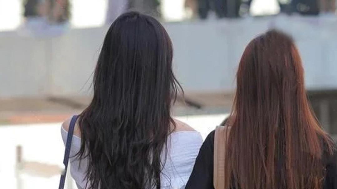 如今长发何飘飘，时尚轮转永不休，时尚的主场多是长发美女的闪亮登场