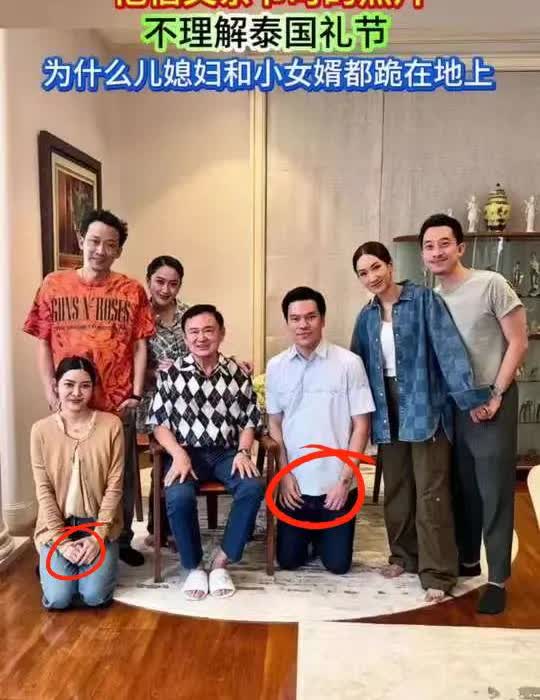他信这张父亲节全家福直接刷屏泰国热搜！

他信C位笑看子女，飞行员女婿背景太