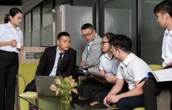 为什么销冠一般最先离职？白天当超人扛KPI，晚上做表格写汇报，月底冲刺累到进医院