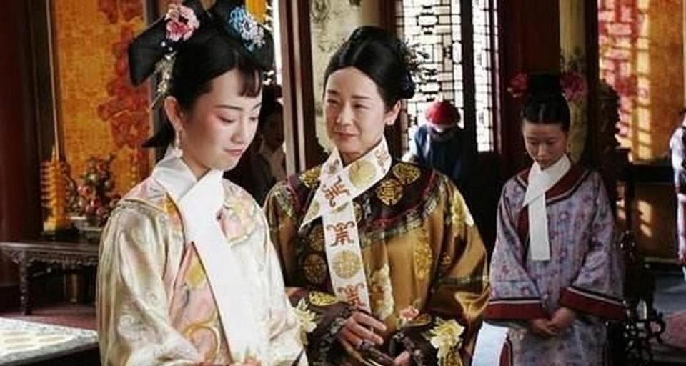 李莲英有个妹妹长得十分漂亮，当时刚刚十五六岁，还没有嫁人。李莲英数次在慈禧太后夸
