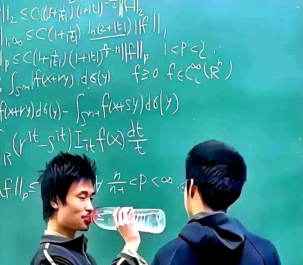 终于弄明白了为啥韦东奕不喝矿泉水了。
不是因为他喝不起，也不是他有什么癖好，而是