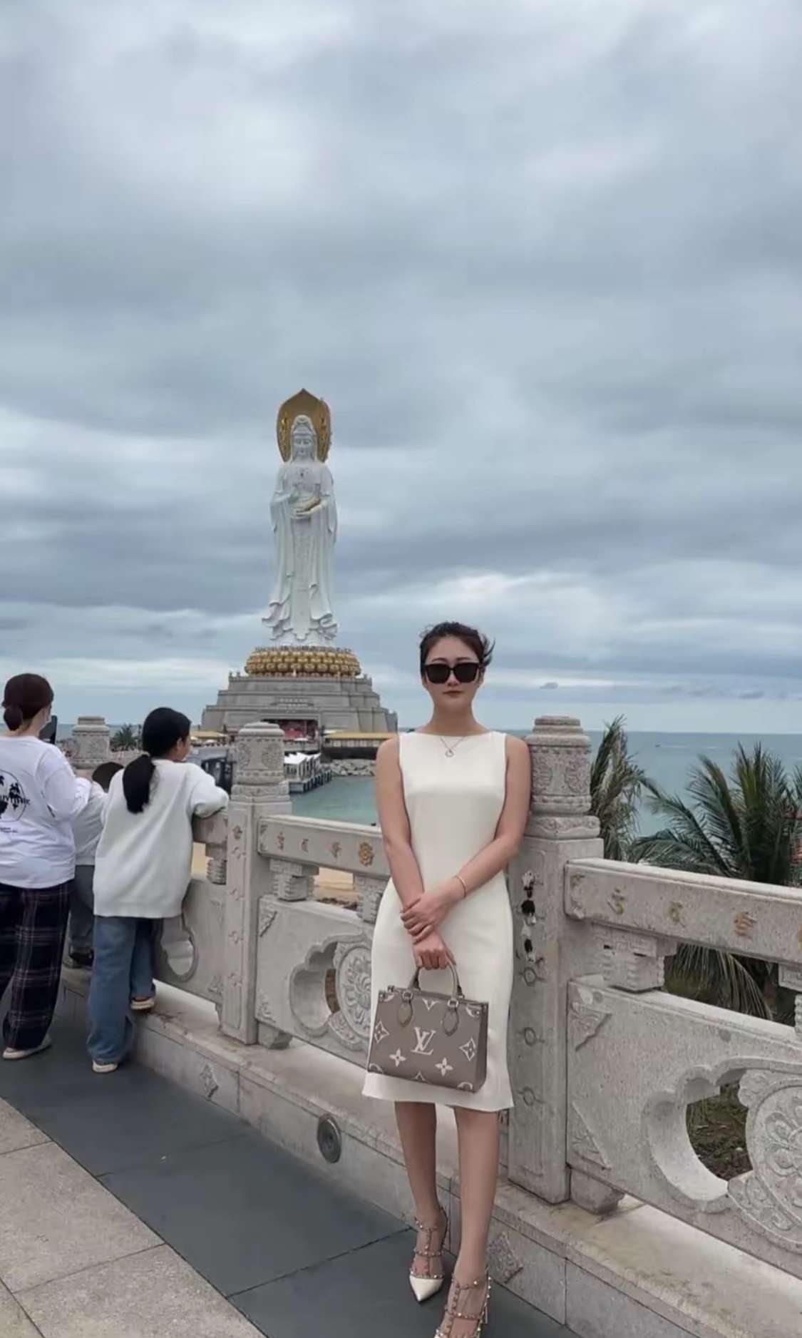 哪位高手可以帮我把路人P走，谢谢。