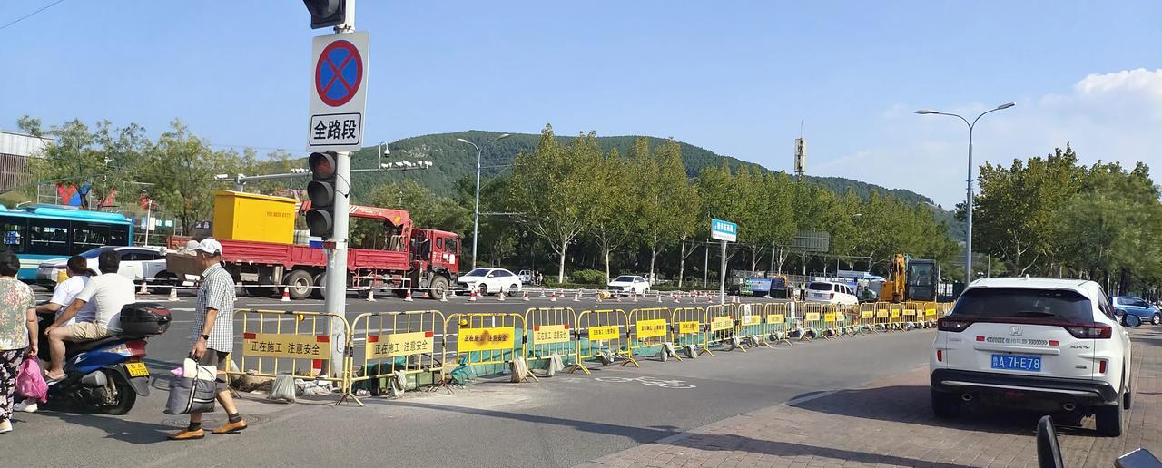 济南市政
请问这条路到底能修到什么时候。
这条道怎么感觉一直在修，到现在是越修越