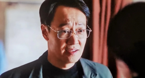 《护宝寻踪》辛柏青：鉴宝人到盗墓贼，他演活了偏执狂的悲剧人生
在《护宝寻踪》中，