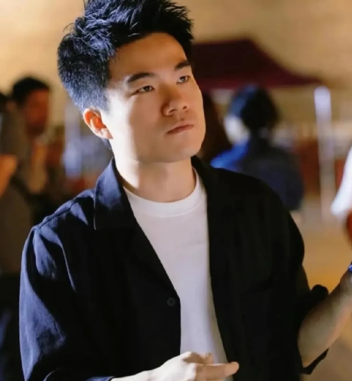 又被董宇辉狠狠地上了一课！

不得不说，
董宇辉真是一个能屈能伸的人，从他对直播