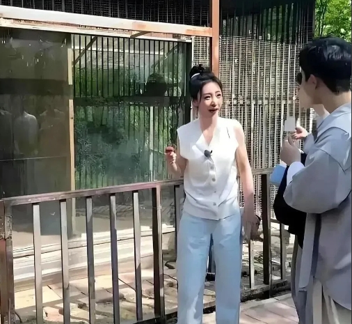 网友偶遇柳岩，他真的不敢相信这眼前的就是柳岩，平时都在影视剧中看的，今天看到真人