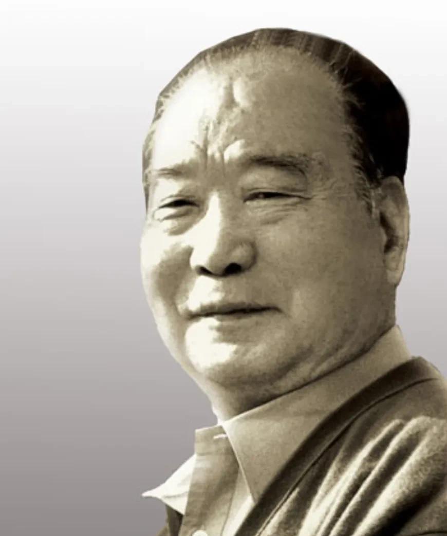 1953年杭州刘庄茶香袅袅，公安部长罗瑞卿与浙江公安厅长王芳陪同毛主席散步时，突