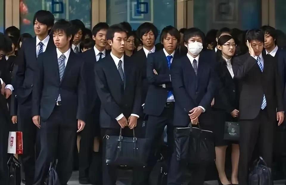 日本根本没有解决大学就业问题，2010年左右说开始解决，基本也是做做样子。
直到