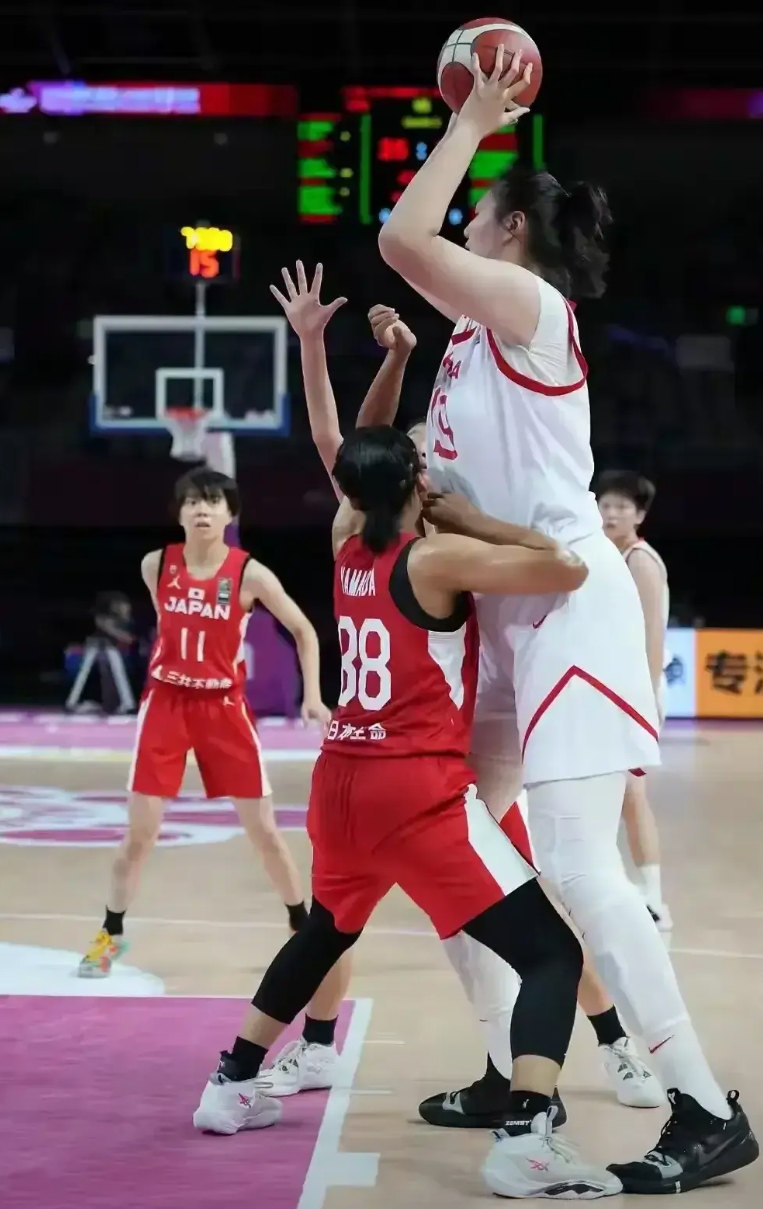 中国女篮双塔战术战胜日本女篮。
2025年中国女篮西安友谊赛刚刚结束一场比赛，中