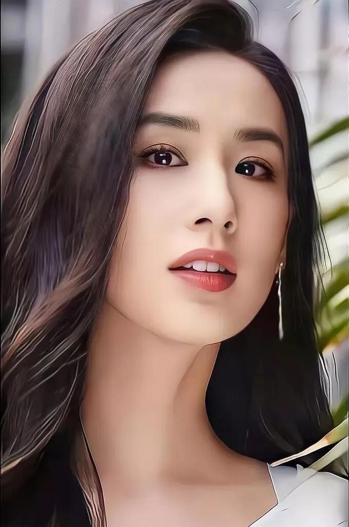 黄圣依，演艺路上的多面佳人。从《功夫》里清纯的哑女惊艳出道，到在综艺中展现真实个