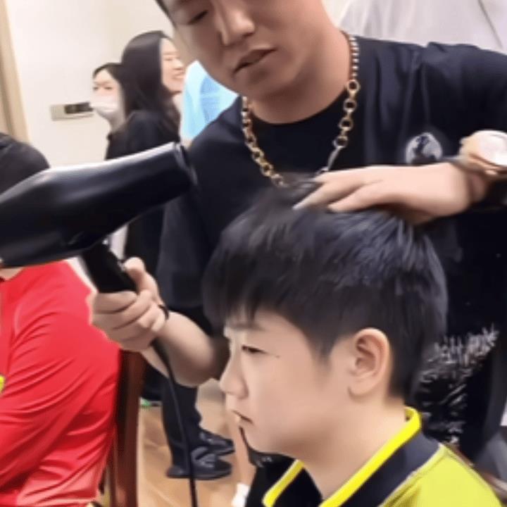 托尼老师:你还是悠着点别把莎莎头发拽掉啦！
好萌的莎莎就是这样乖乖的配合着。
这