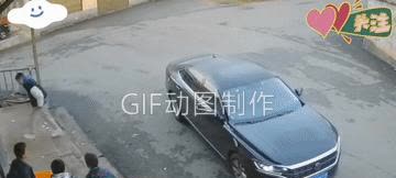 现在这人做事简直太让人无语了！一小伙下车关门走路那叫一个潇洒，可在旁人眼里就是装