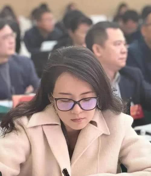 谁懂！国际章这次又狠狠拿捏大众眼球了！3月18日，章子怡素颜现身会议的照片火速在
